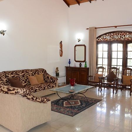 Gondolas Holiday Lanka Ragama Екстер'єр фото