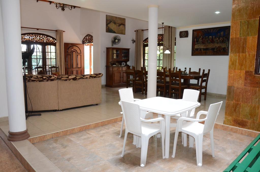 Gondolas Holiday Lanka Ragama Екстер'єр фото
