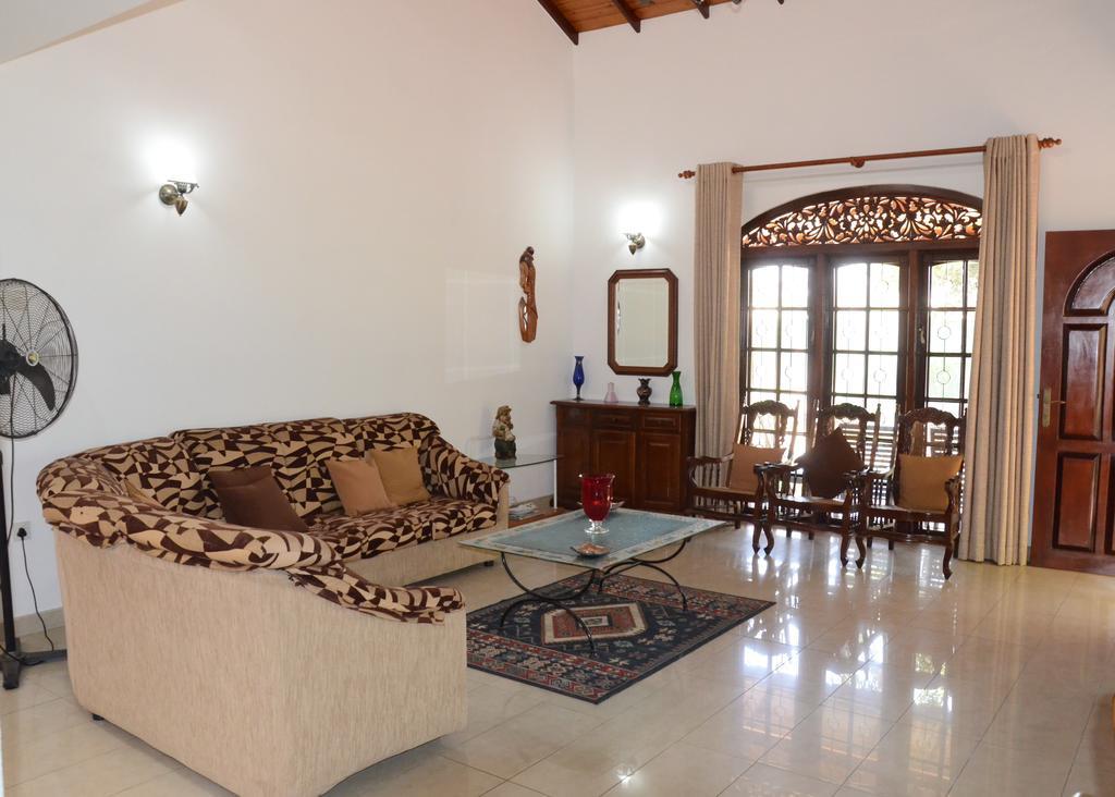 Gondolas Holiday Lanka Ragama Екстер'єр фото