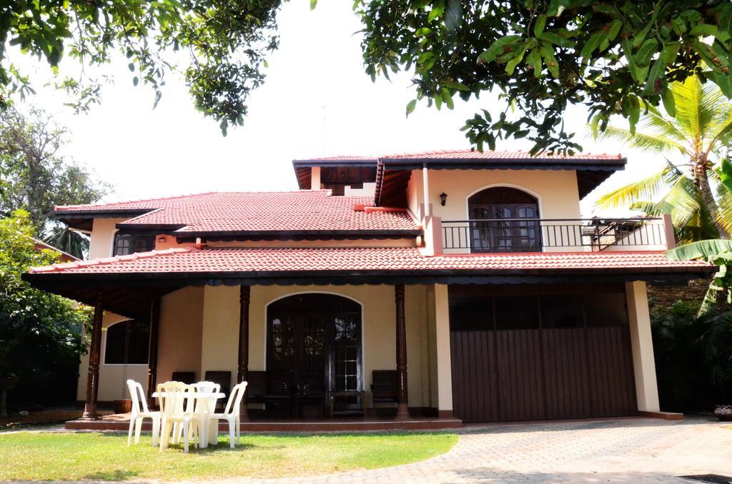Gondolas Holiday Lanka Ragama Екстер'єр фото