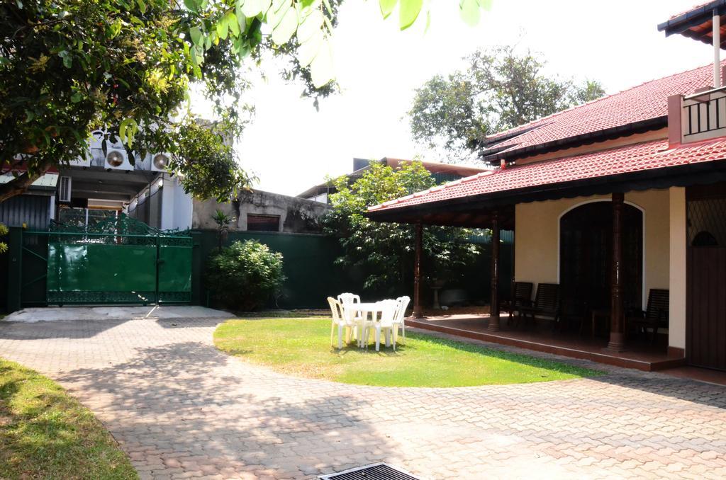 Gondolas Holiday Lanka Ragama Екстер'єр фото