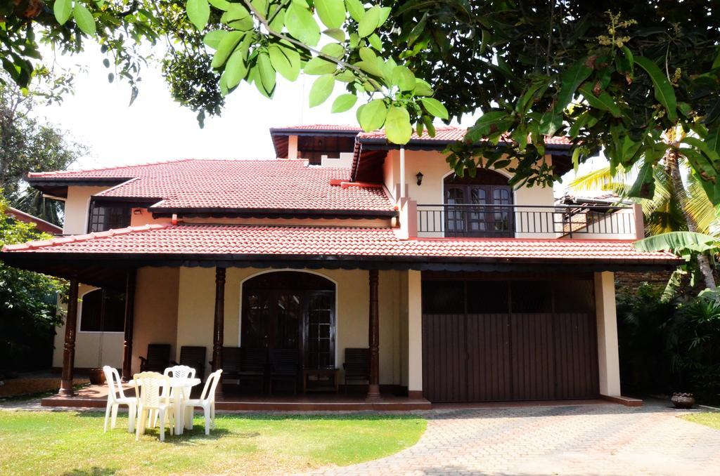 Gondolas Holiday Lanka Ragama Екстер'єр фото